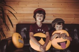 enfants dans le canapé