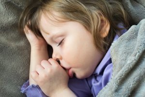 enfant qui suce son pouce